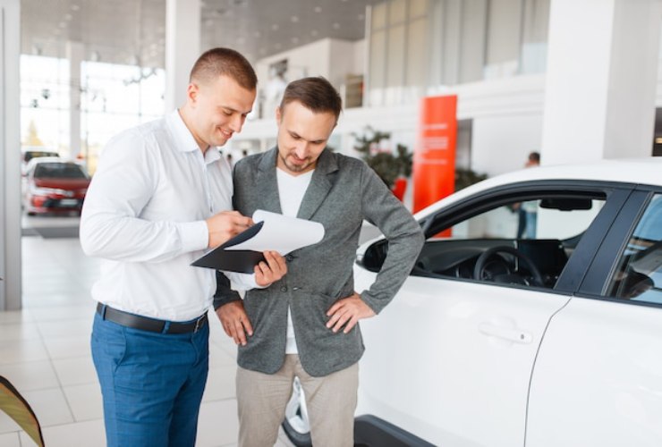 Persona al concessionario auto