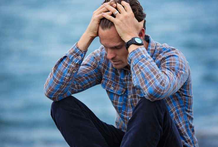 Uomo disperato senza rimborso