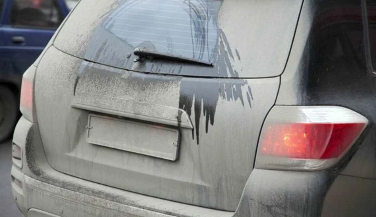 Auto e targa sporca (Depositphotos foto) - www.statodonna.it