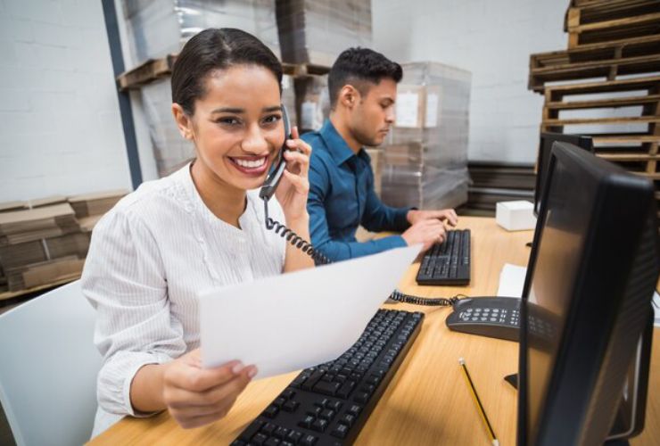 Persona felice a lavoro