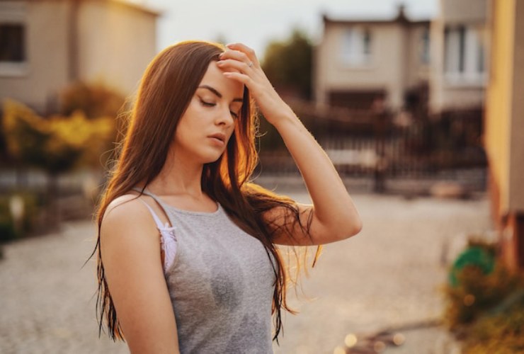 Giovane donna che ha caldo