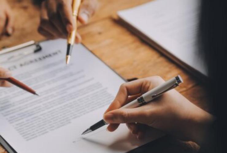Persone che firmano un contratto
