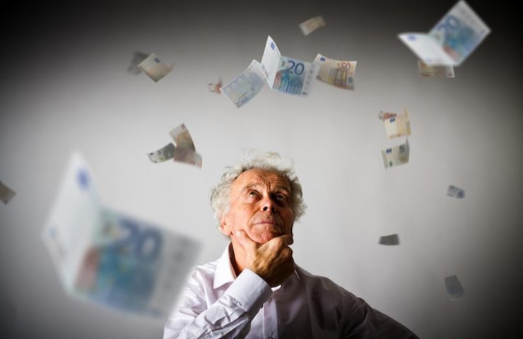 Anziano con soldi che volano
