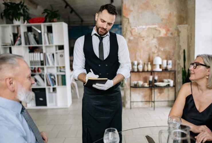 Cameriere al lavoro