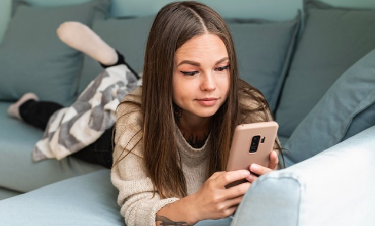 Giovane donna che sta al cellulare