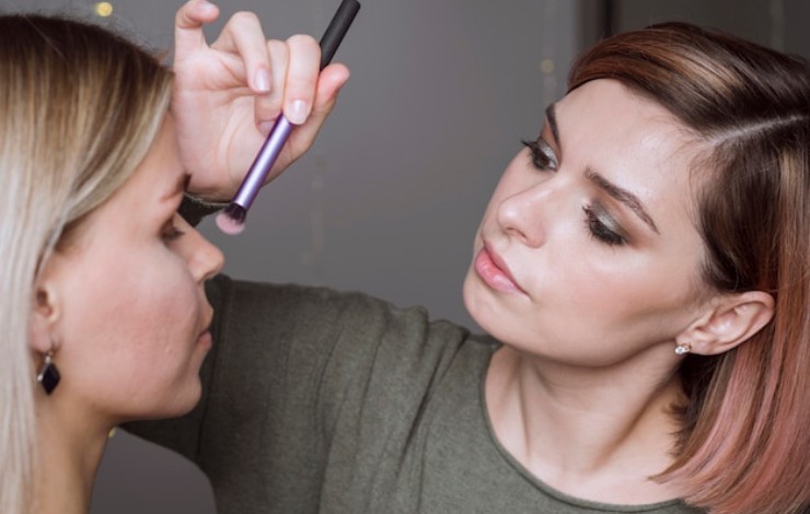 Donne che si truccano
