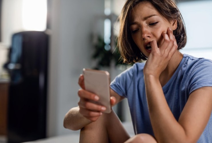 Donna turbata controlla il cellulare