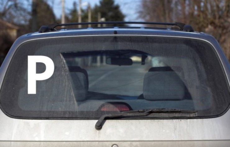 P sul parabrezza (Canva foto) - www.statodonna.it