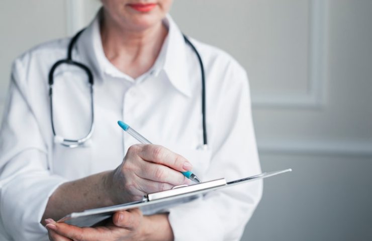 Dottoressa che fa una diagnosi