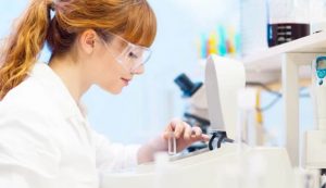 Lavoratrice in laboratorio (Depositphotos foto)