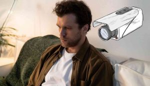 Uomo triste per le telecamere