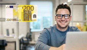Uomo felice con 200 euro