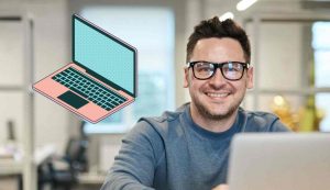 Uomo felice al computer