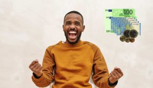 Uomo felice con 282,25 euro