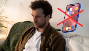 Uomo triste senza smartphone