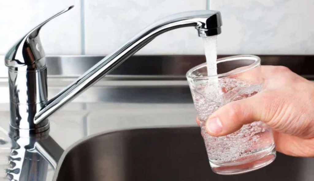 Bere acqua rubinetto finito male acqua contaminata questa città