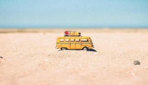 spiaggia con modello di un bus