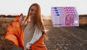 Donna felice con migliaia di euro