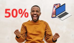 Uomo felice per smartphone e pc metà prezzo