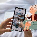 Ragazza con smartphone e anziana