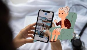 Ragazza con smartphone e anziana