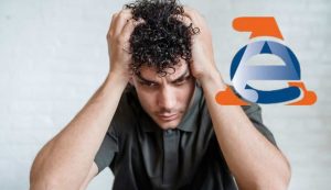 Uomo preoccupato con Agenzia delle Entrate