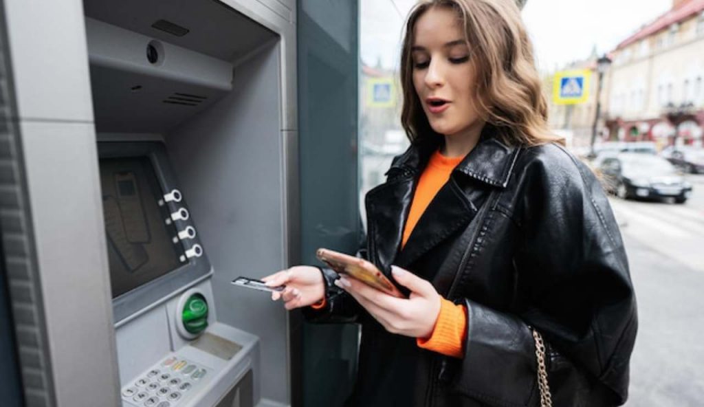 Donna al bancomat
