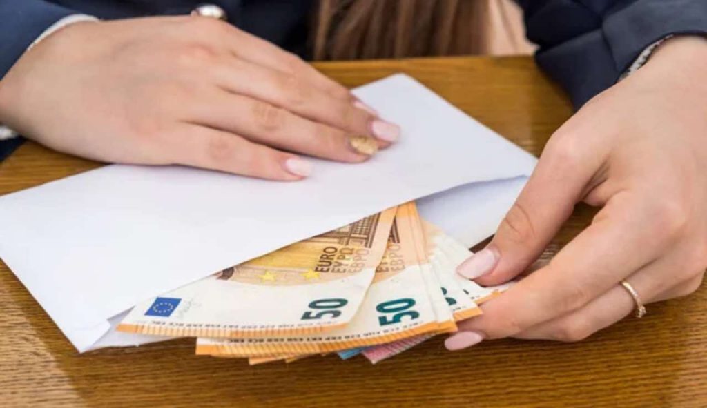 Busta paga 5mila euro lavorate stesso numero ore