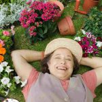 Donna felice dopo aver fatto giardinaggio