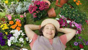 Donna felice dopo aver fatto giardinaggio