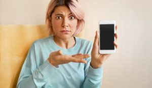 Giovane donna con cellulare in mano