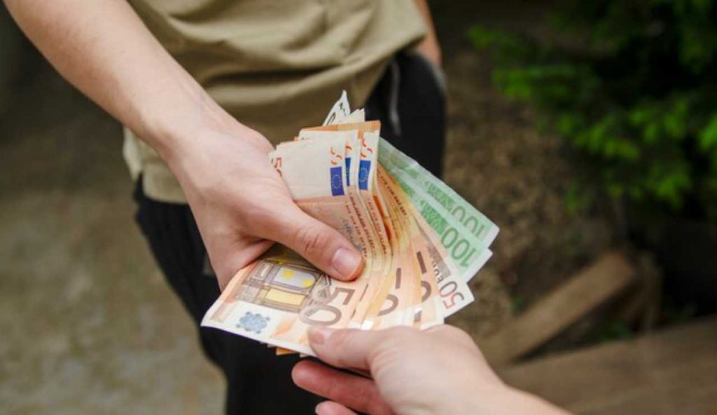Persona con soldi euro