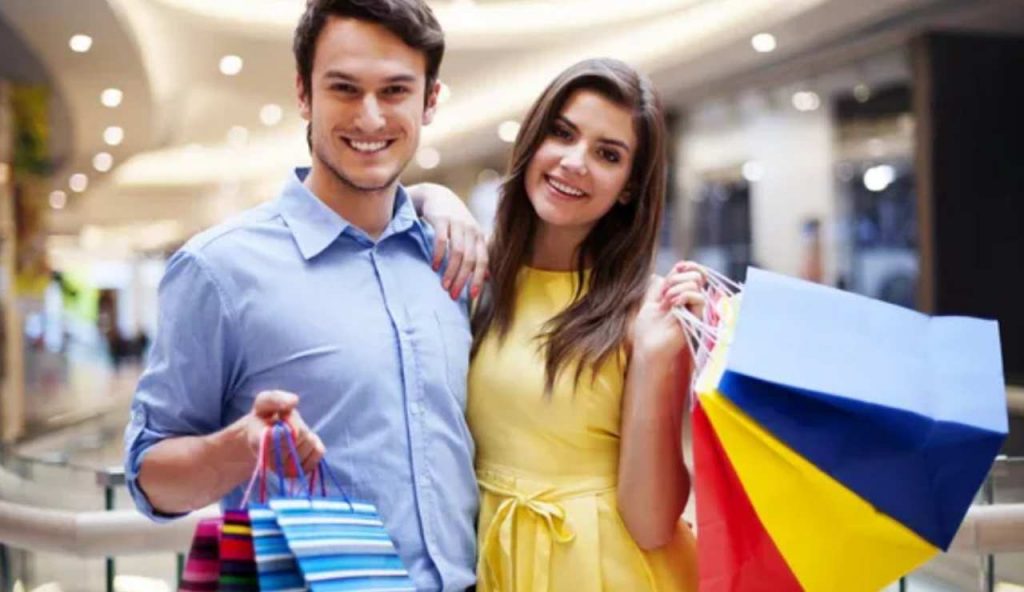 Coppia felice fa shopping (Depositphotos foto) - www.statodonna.it