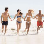 Giovani felici al mare