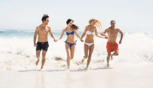 Giovani felici al mare