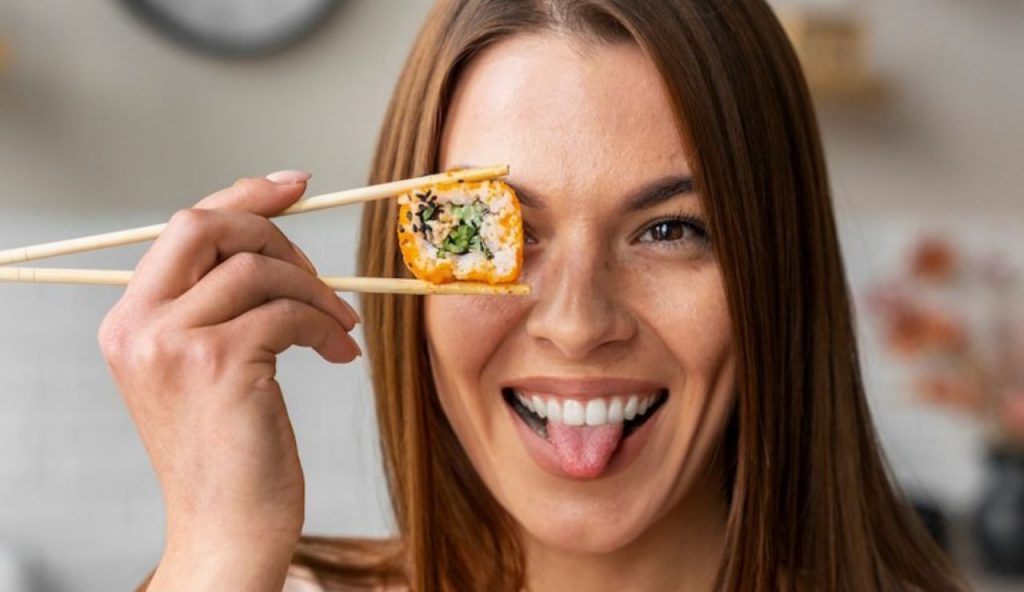 Giovane donna con sushi