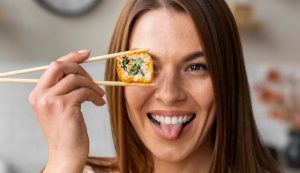 Giovane donna con sushi