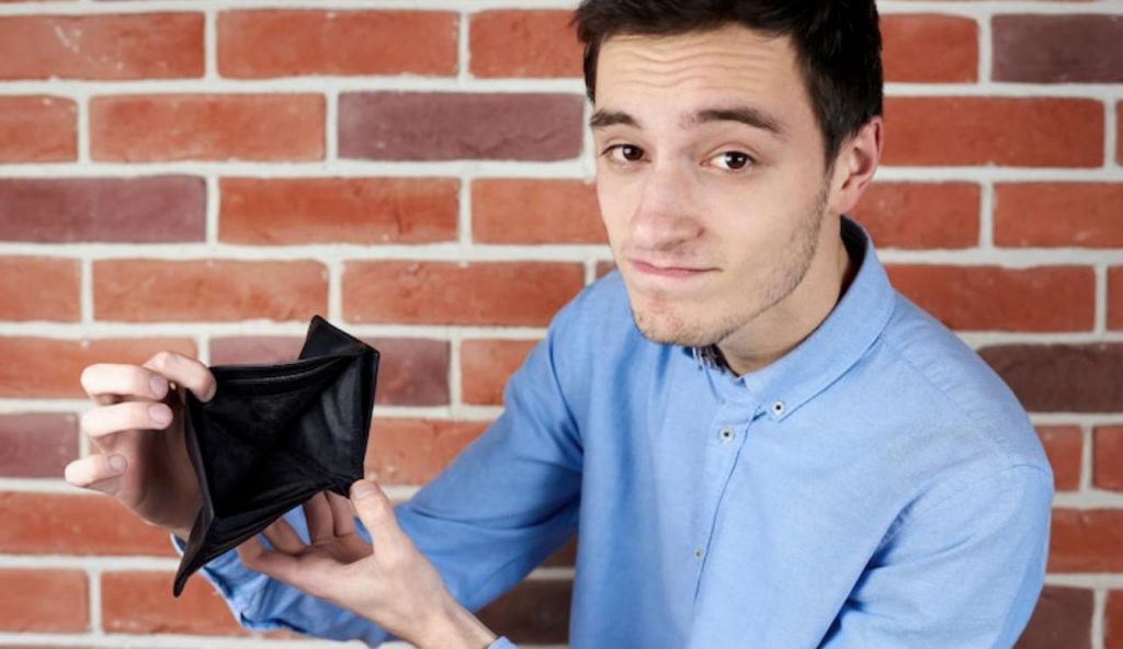 Giovane uomo senza soldi