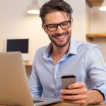 Uomo con smartphone