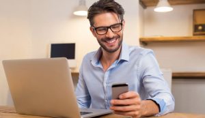 Uomo con smartphone