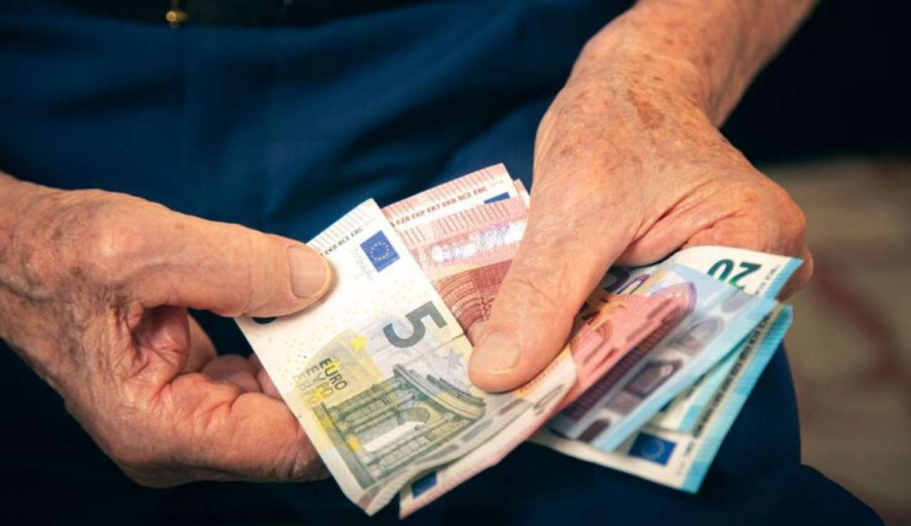 Uomo anziano con soldi euro