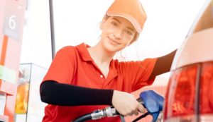 Donna che fa benzina