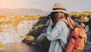 Giovane donna in viaggio
