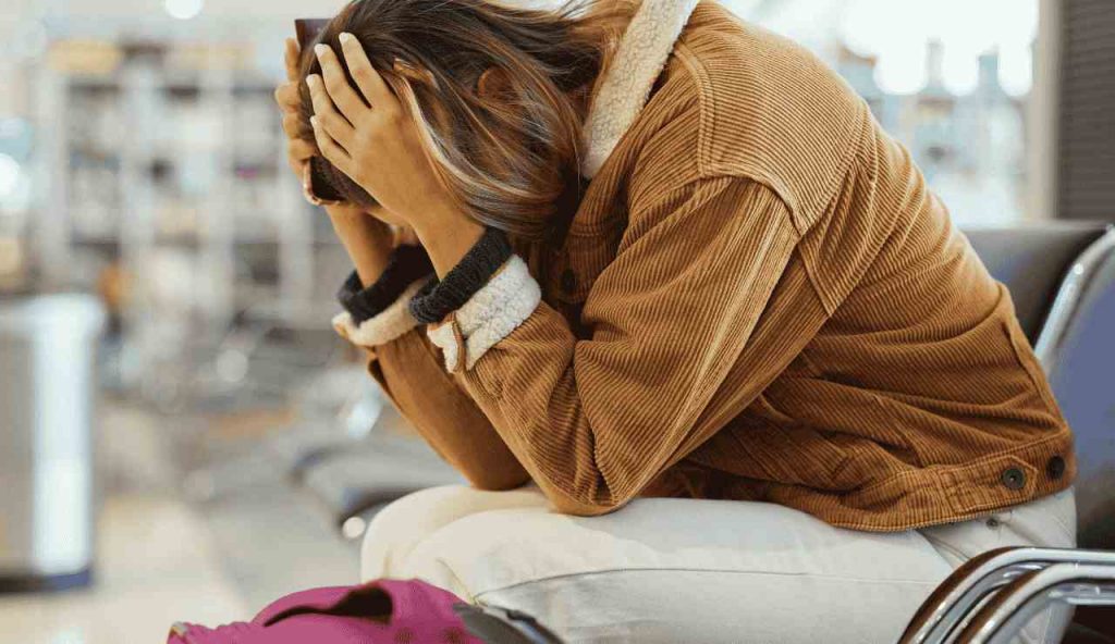 turista a terra senza aereo