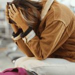 turista a terra senza aereo
