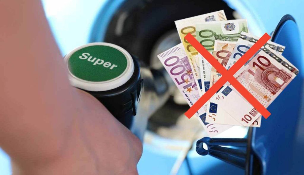 Benzina e soldi (Pixabay foto) - www.statodonna.it
