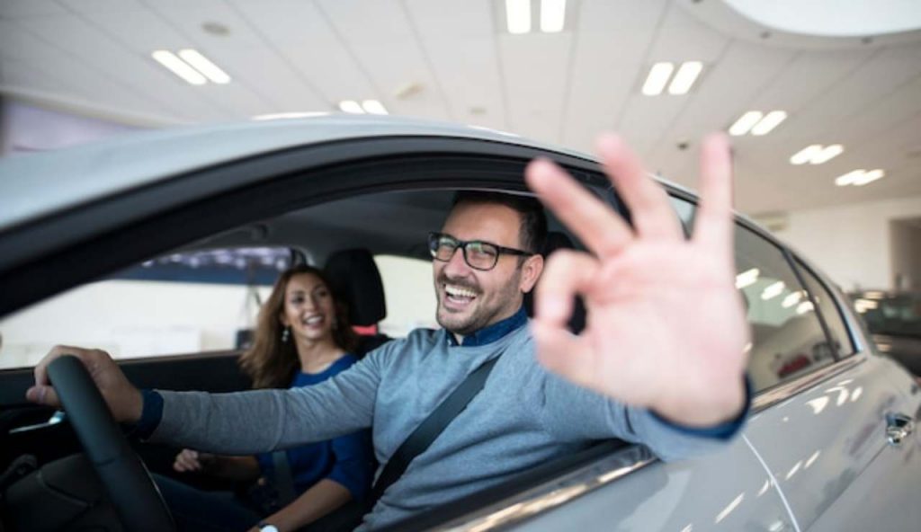 Persona alla concessionaria auto