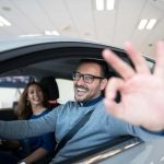 Persona alla concessionaria auto