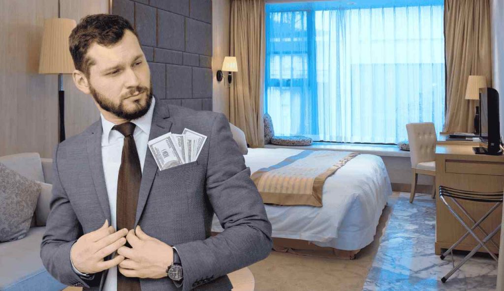 uomo ricco in camera hotel di lusso