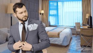 uomo ricco in camera hotel di lusso
